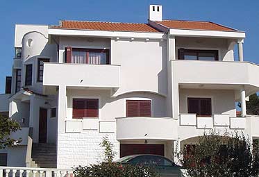 Apartmani Hrvatska: https://www.apartmani-hrvatska.com/apartmani1/5730-kuca.jpg